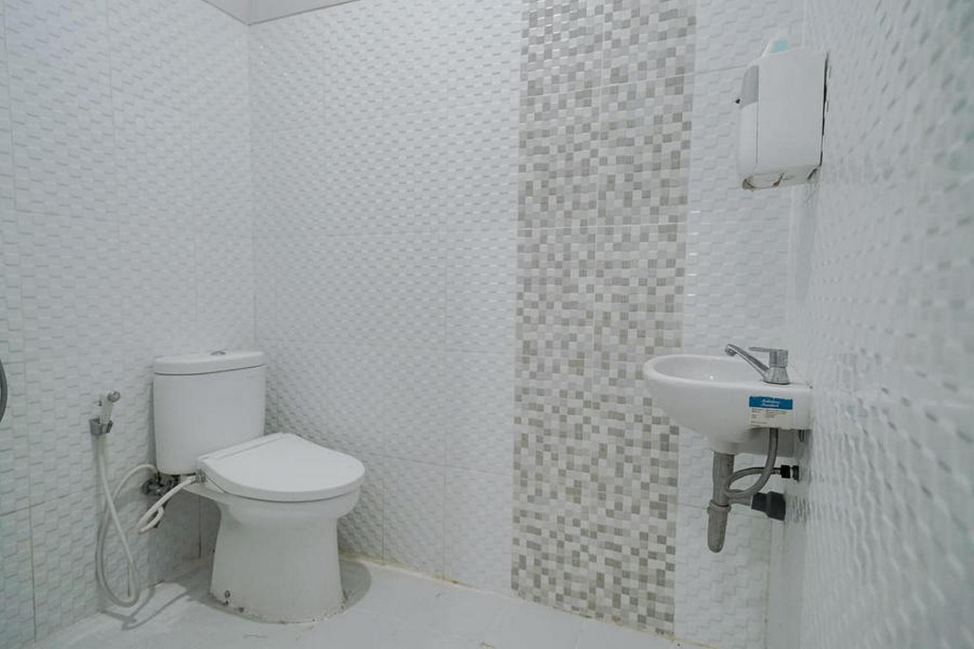 Urbanview Hotel Bari Syariah Palembang By Reddoorz Экстерьер фото